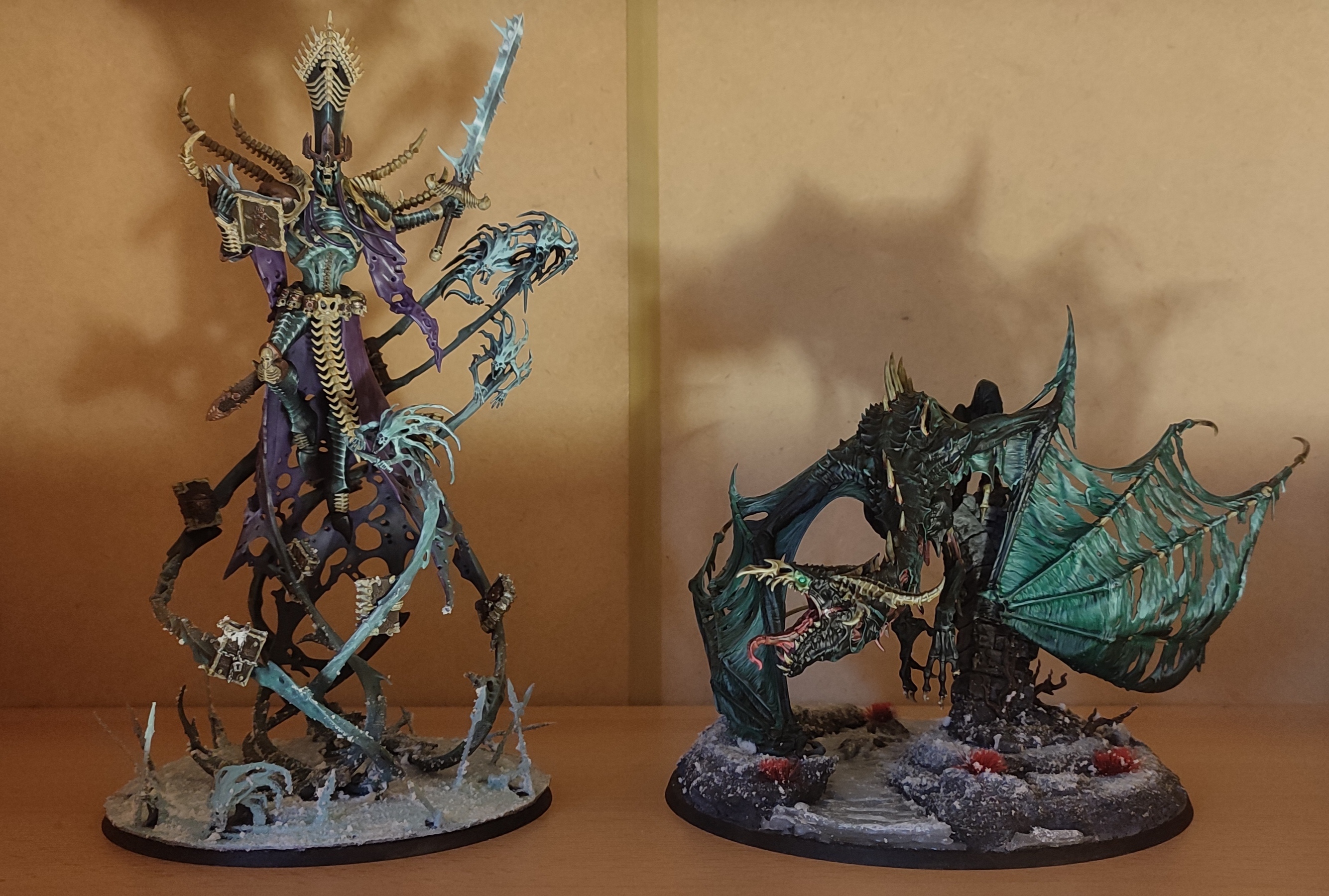 Deux grosses figurines Warhammer